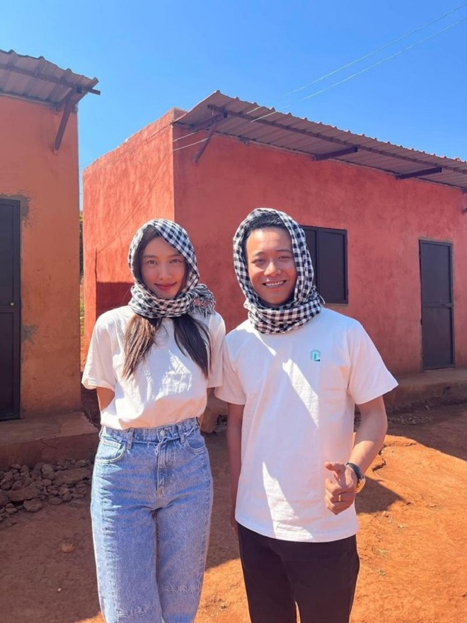 Rầm rồ khoảnh khắc báo hỷ của Hoa hậu Thùy Tiên và Quang Linh Vlog tại châu Phi? - Ảnh 1