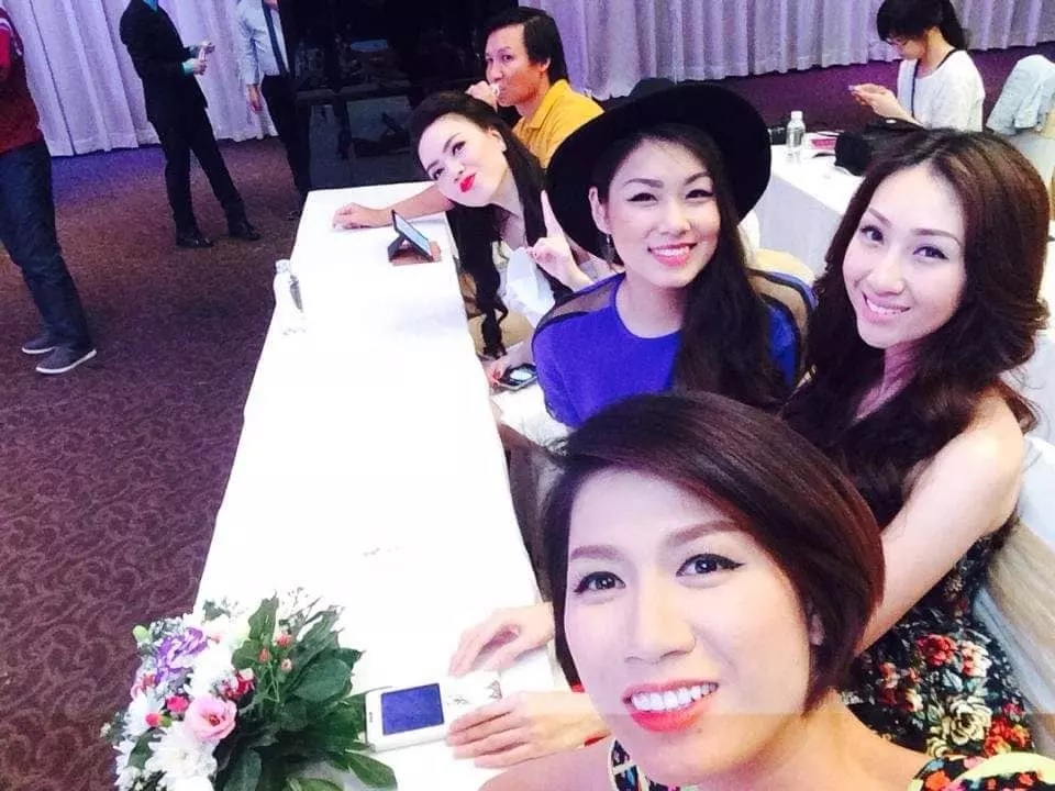 Á hậu Thảo Nhi cười tươi rạng rỡ bên Trang Trần, Lều Phương Anh trong sự kiện 10 năm trước - Ảnh 1