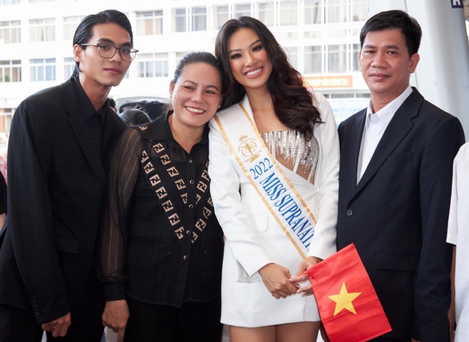 Mẹ Á hậu Kim Duyên nói về con gái: Nhìn thấy đồ ăn ngon không dám động đũa, tập tạ hơn cả đàn ông - Ảnh 1