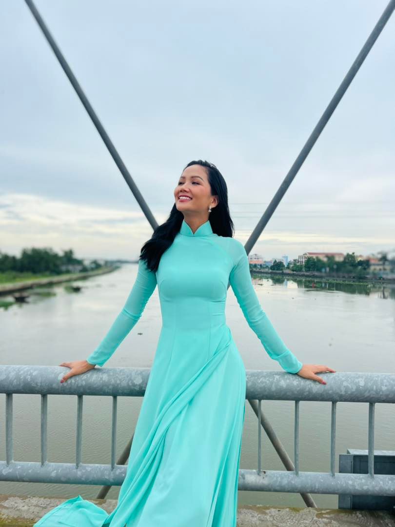 Hoa hậu thi đánh golf, bóng rổ - Ảnh 2