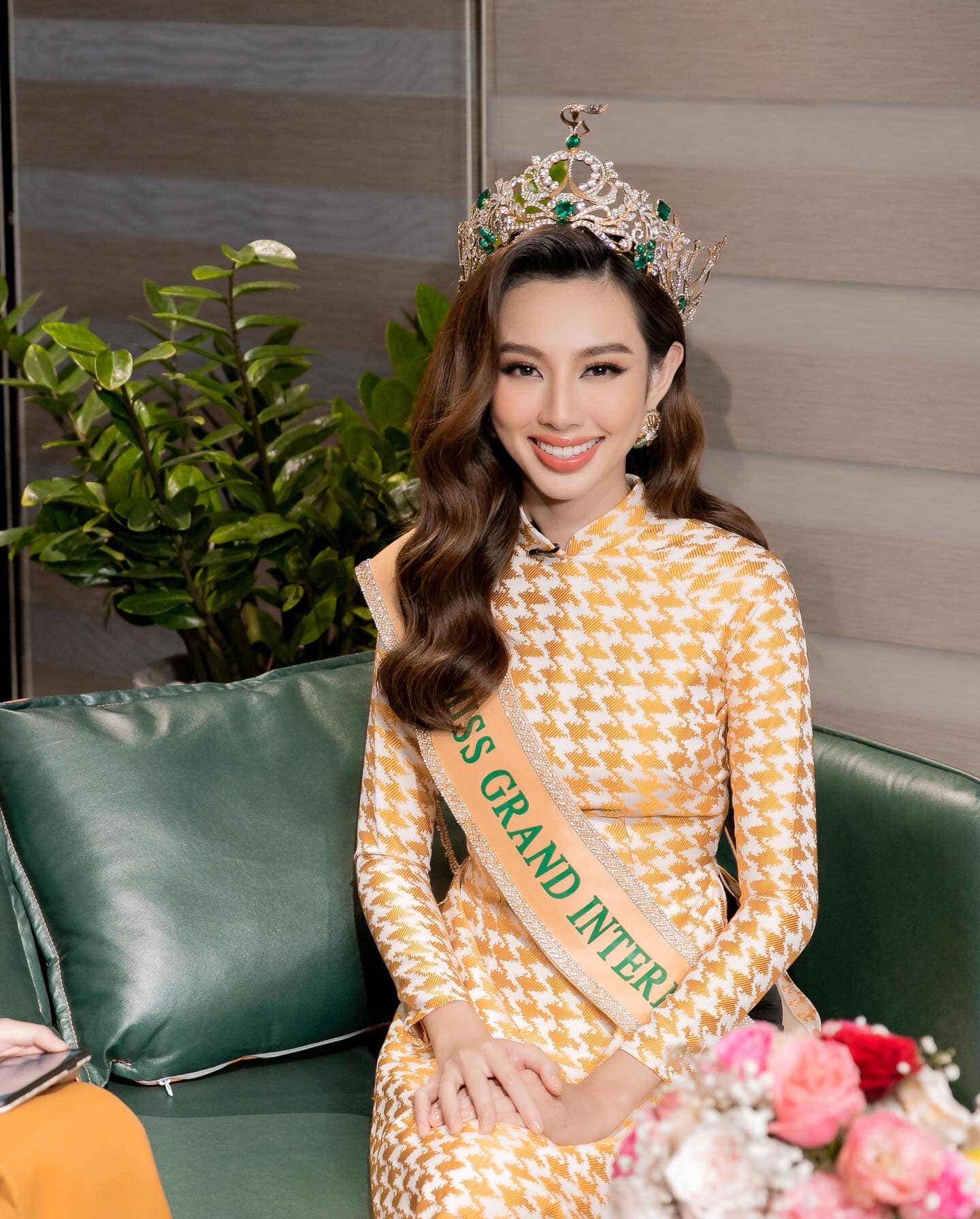 Hoa hậu Thùy Tiên đánh rơi bộ nhận diện Miss Grand International trước thềm kết thúc nhiệm kì? - Ảnh 1