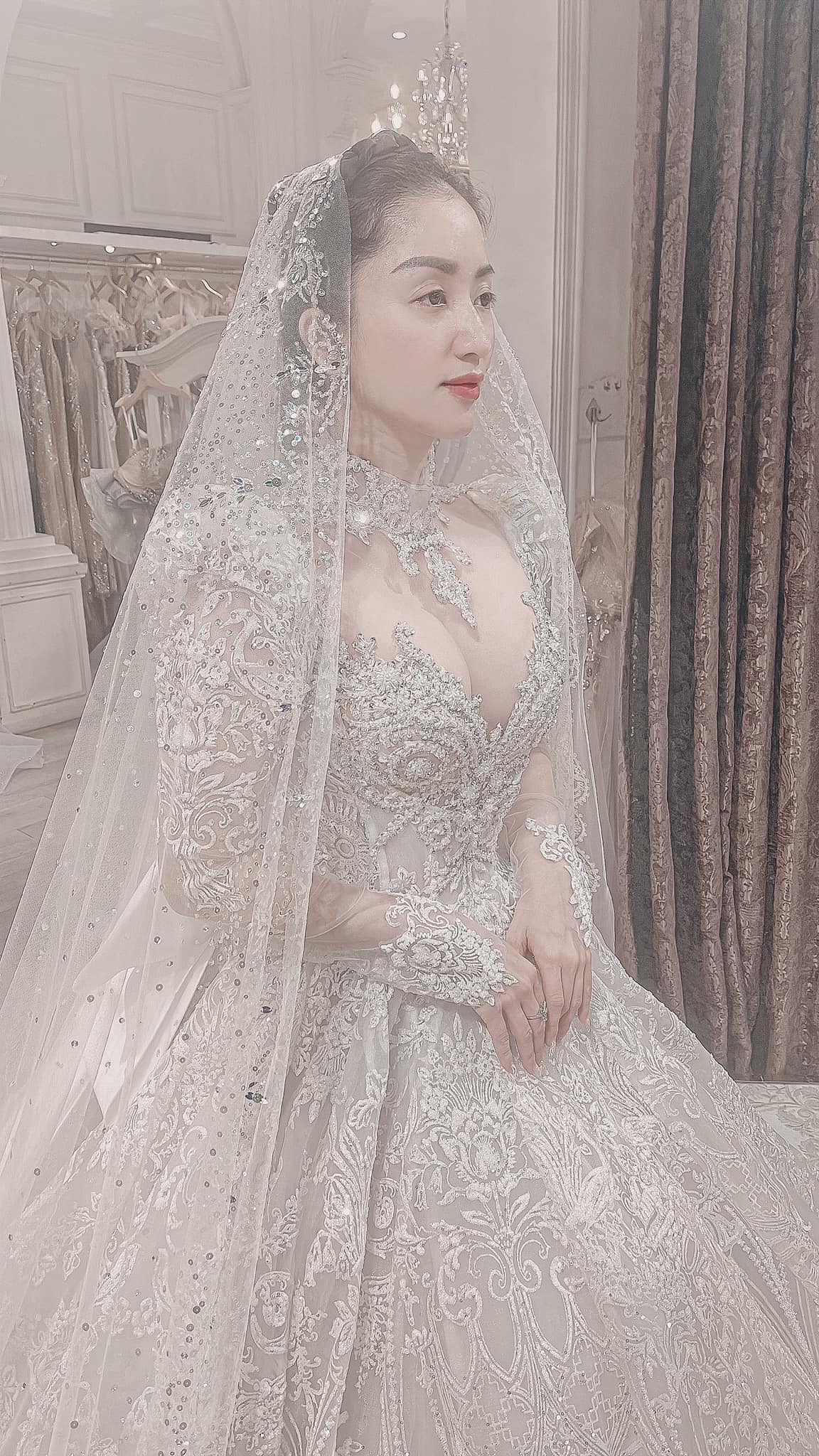 Khánh Thi yêu kiều với váy cô dâu, vòng một ngồn ngồn thu hút sự chú ý - Ảnh 1