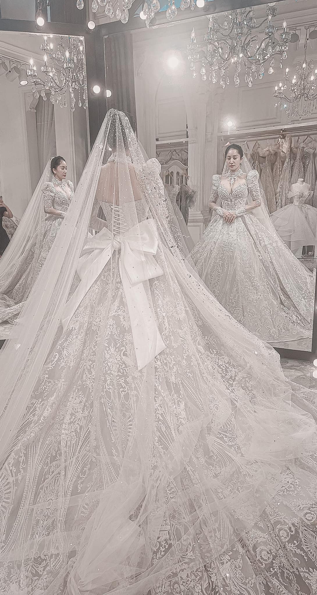 Khánh Thi yêu kiều với váy cô dâu, vòng một ngồn ngồn thu hút sự chú ý - Ảnh 2