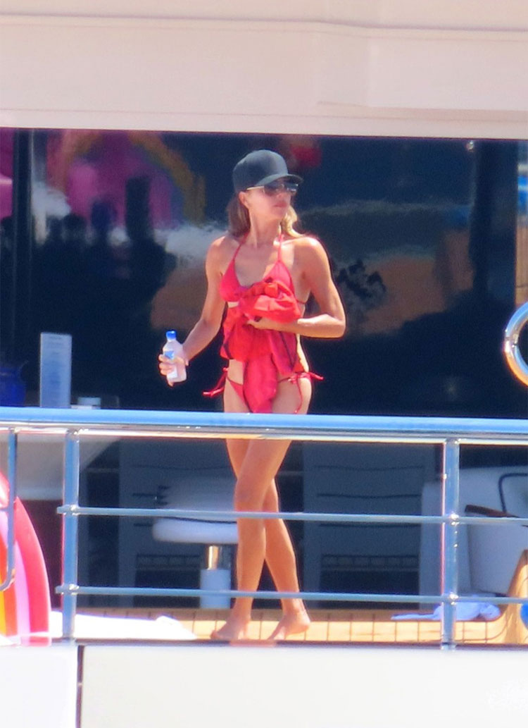 Bà xã David Beckham diện style thiếu vải, U50 trẻ đẹp cứ ngỡ thiếu nữ mới lớn - Ảnh 3