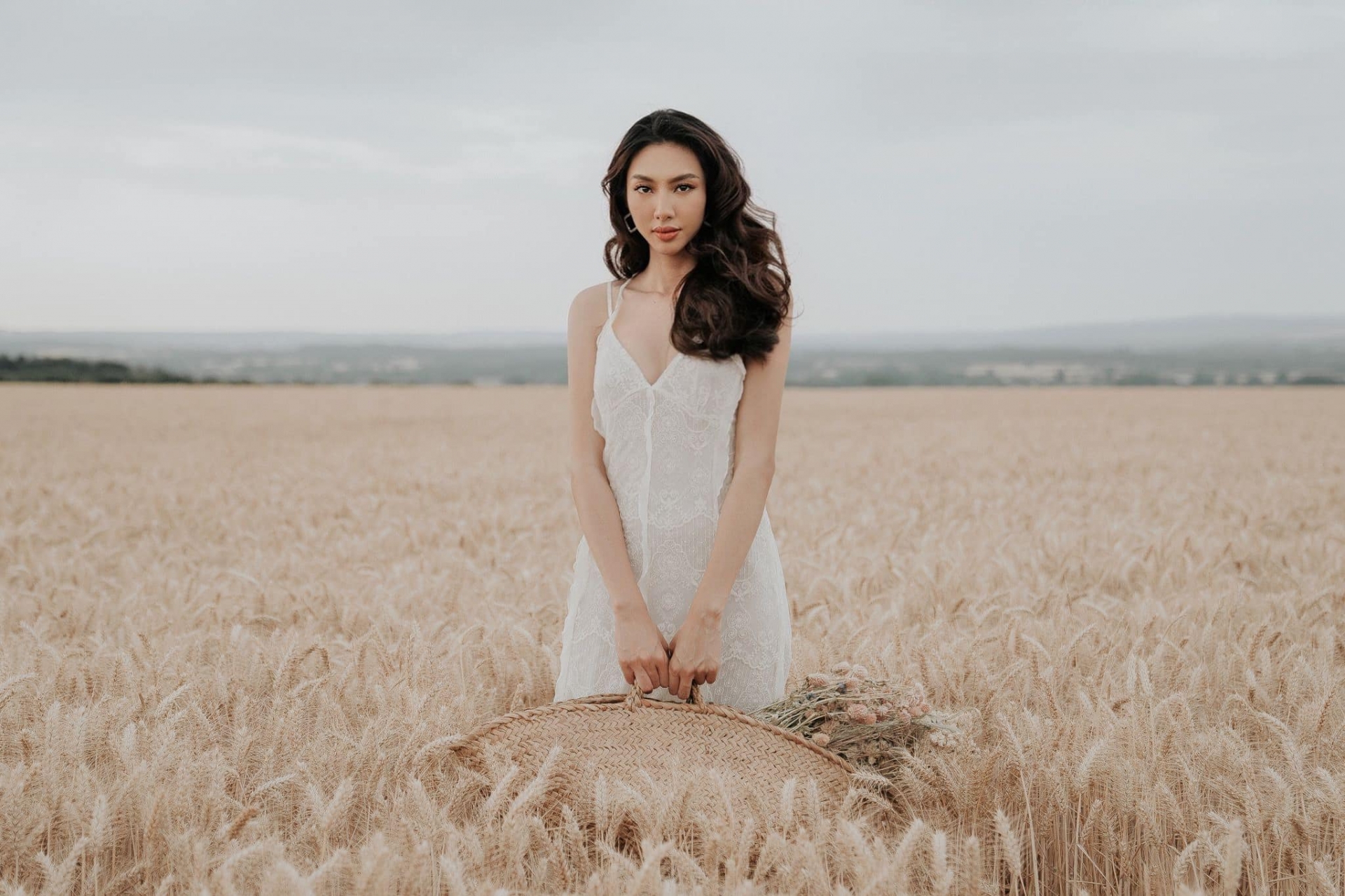 Hoa hậu Thùy Tiên hóa quý cô nước Pháp qua ống kính nhiếp ảnh gia ngoại - Ảnh 3