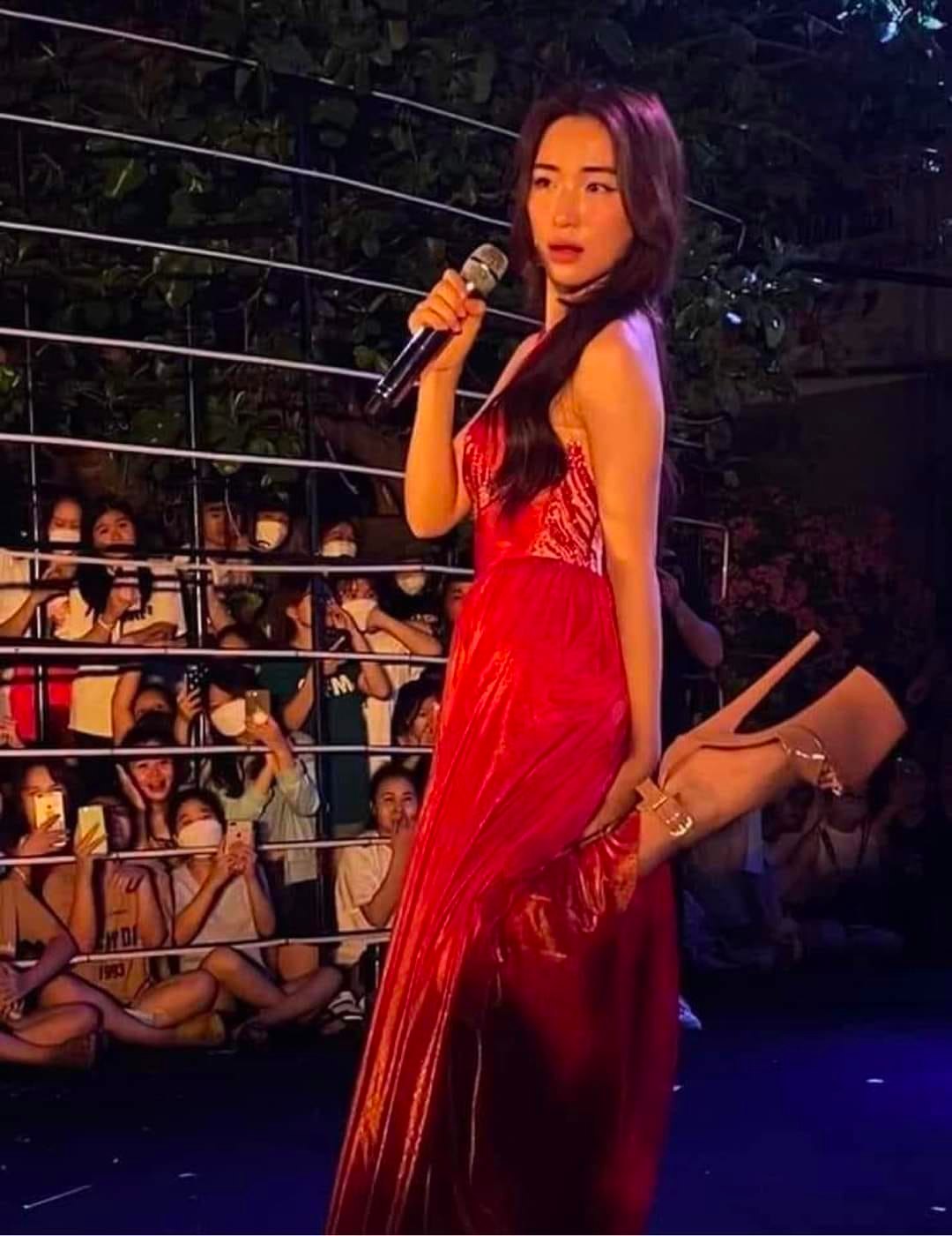 Hòa Minzy đi diễn nhưng đôi chân như siêu mẫu mới là tâm điểm của sự chú ý - Ảnh 1