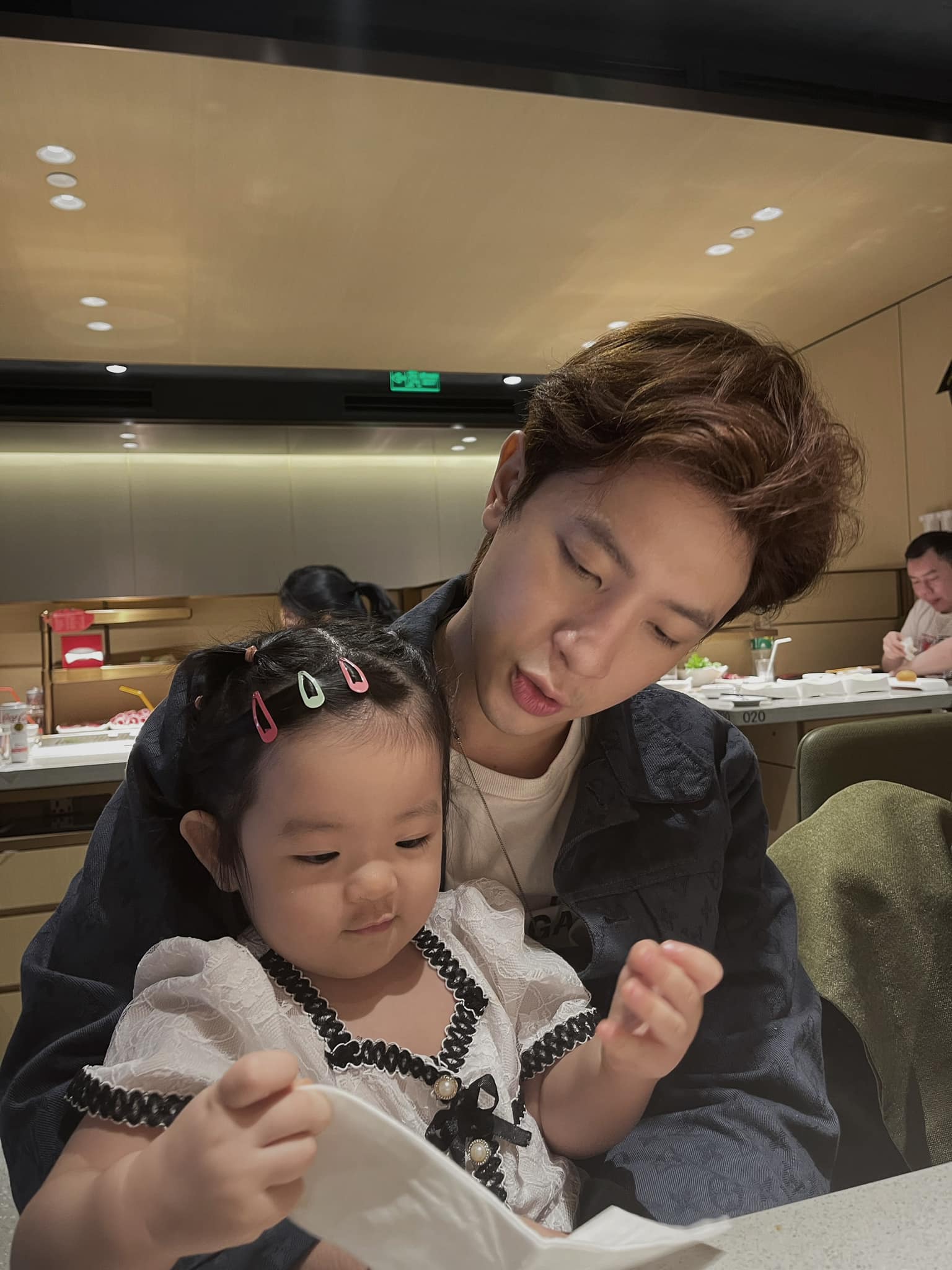 Phí Ngọc Hưng đăng tải 1001 khoảnh khắc của con gái, netizen đòi lập FC gấp vì quá dễ thương - Ảnh 7