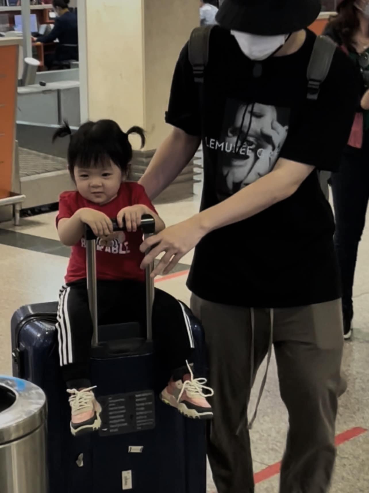 Phí Ngọc Hưng đăng tải 1001 khoảnh khắc của con gái, netizen đòi lập FC gấp vì quá dễ thương - Ảnh 8