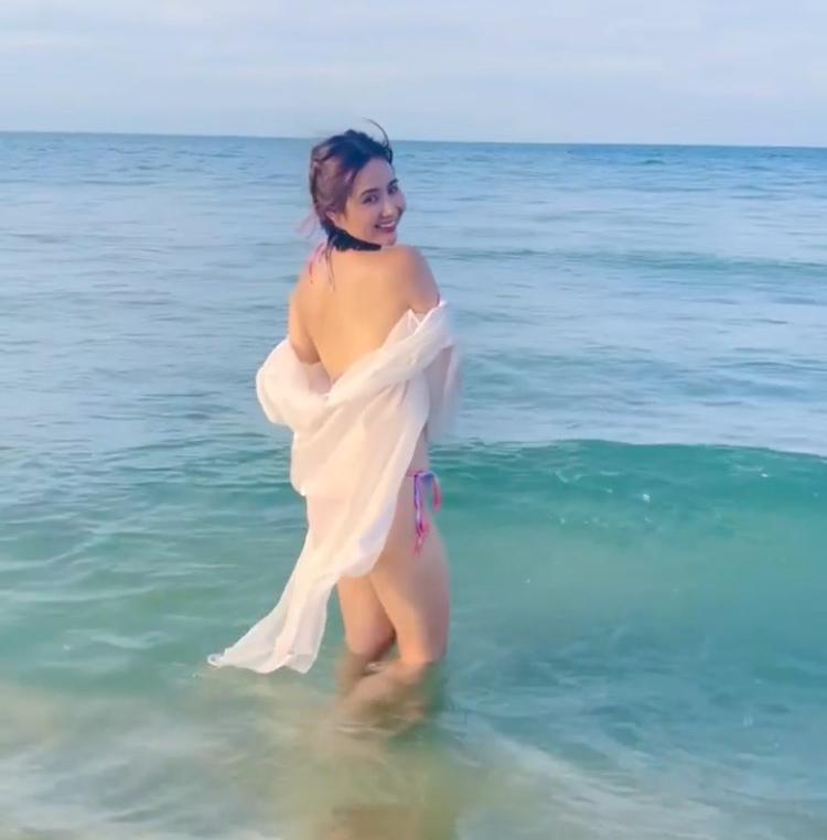 Huyền Lizzie đăng clip nóng bỏng, Phanh Lee thả thính: Đối lập với nước biển là sự ngọt ngào của em - Ảnh 2