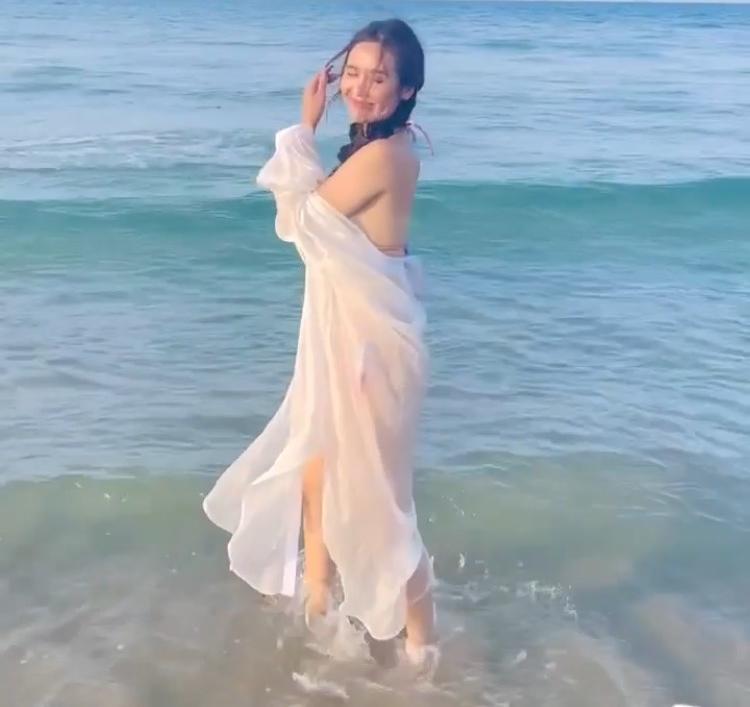 Huyền Lizzie đăng clip nóng bỏng, Phanh Lee thả thính: Đối lập với nước biển là sự ngọt ngào của em - Ảnh 3