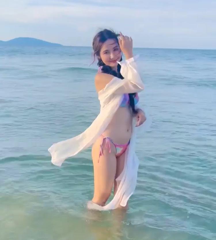 Huyền Lizzie đăng clip nóng bỏng, Phanh Lee thả thính: Đối lập với nước biển là sự ngọt ngào của em - Ảnh 1