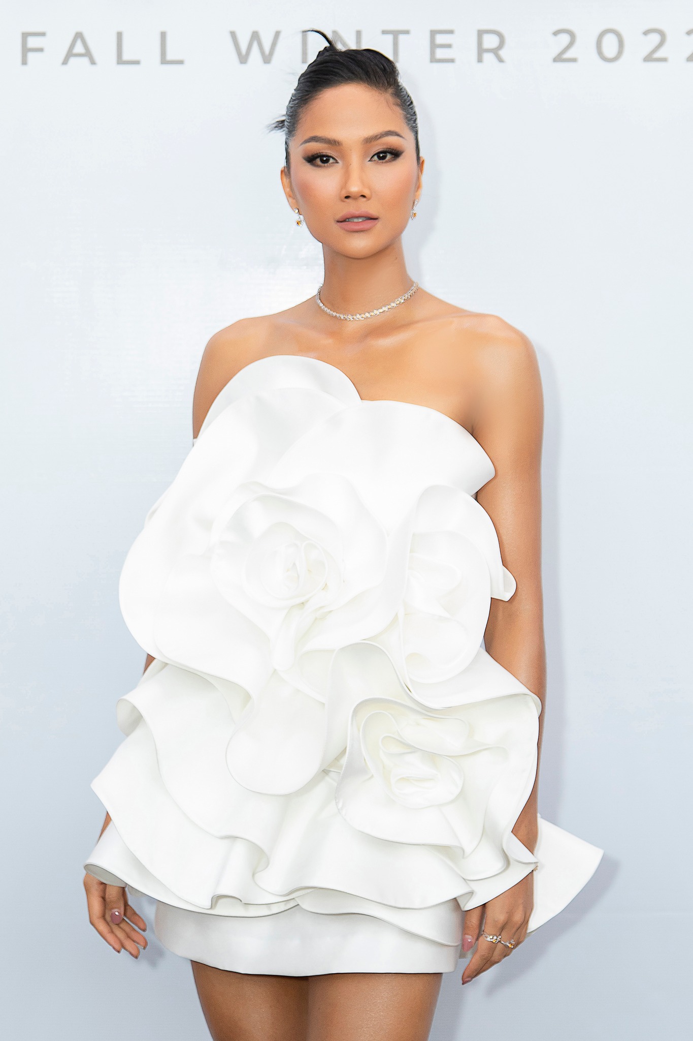 H'Hen Niê đăng ảnh bán nude, khoe vòng ba siêu thực - Ảnh 1