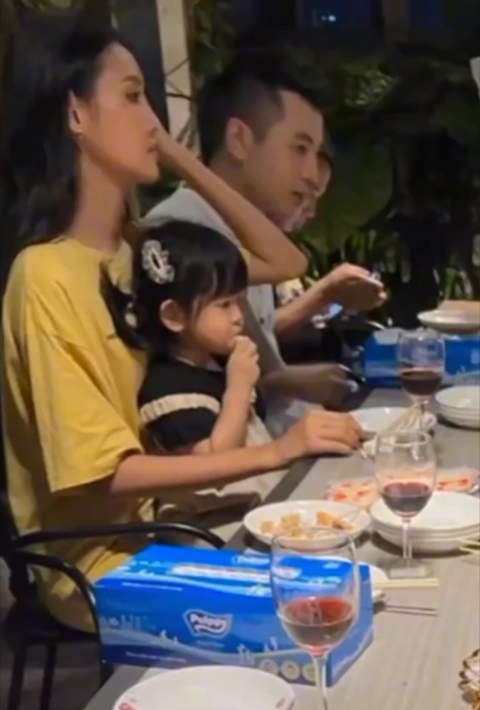 Rò rỉ khoảnh khắc Phí Ngọc Hưng thân thiết bên Trương Mỹ Nhân và con gái như một gia đình thực thụ? - Ảnh 1