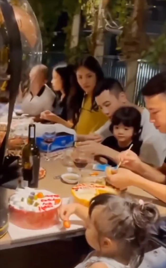 Rò rỉ khoảnh khắc Phí Ngọc Hưng thân thiết bên Trương Mỹ Nhân và con gái như một gia đình thực thụ? - Ảnh 1