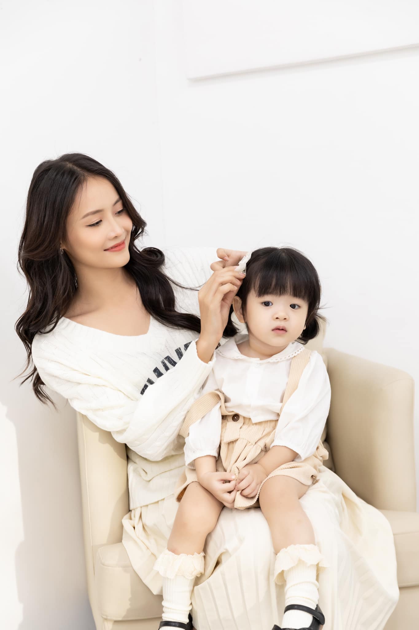 Rò rỉ khoảnh khắc Phí Ngọc Hưng thân thiết bên Trương Mỹ Nhân và con gái như một gia đình thực thụ? - Ảnh 1