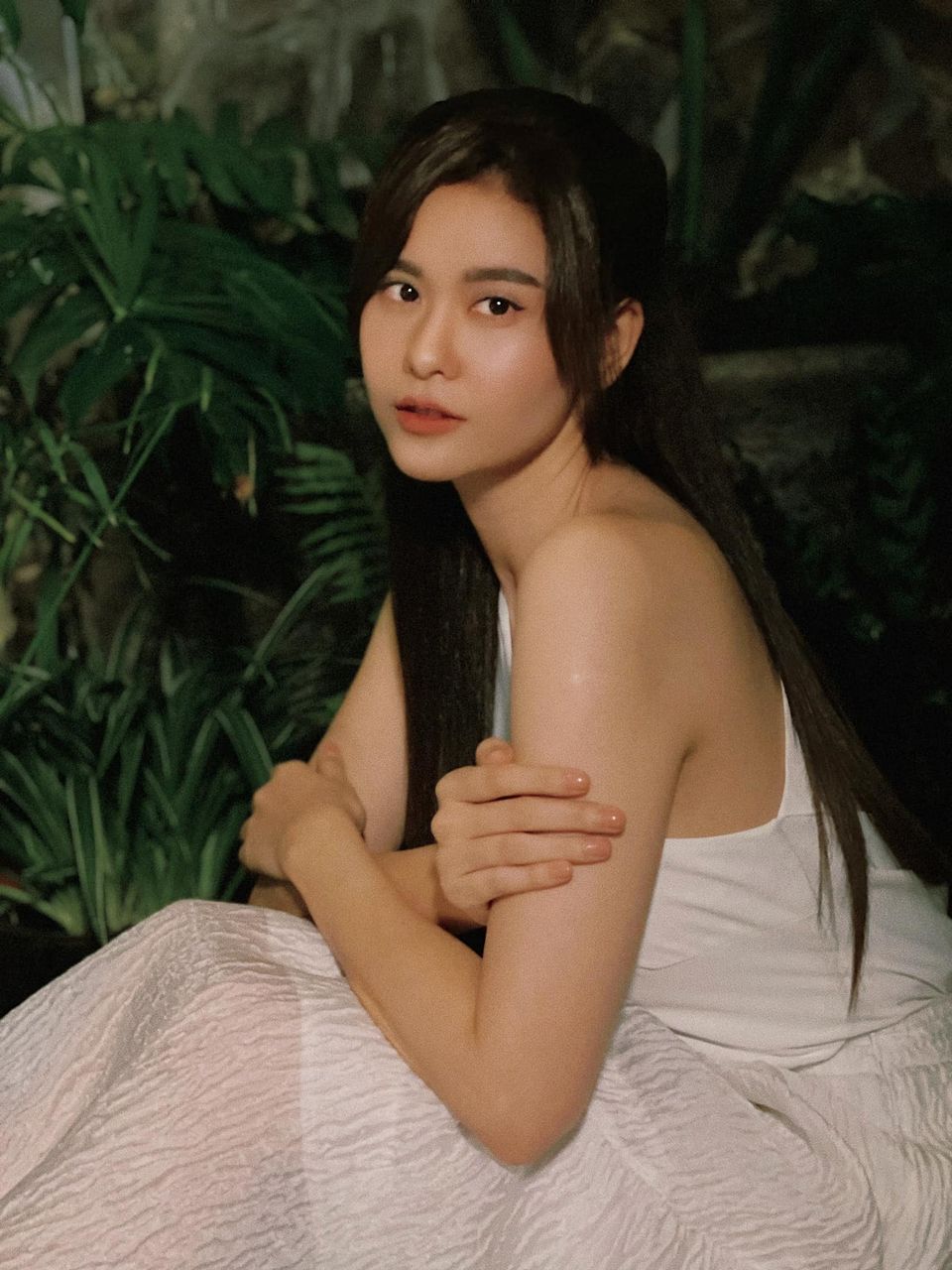 Trương Quỳnh Anh đăng ảnh mong manh tựa nàng thơ, hỏi ai đó 