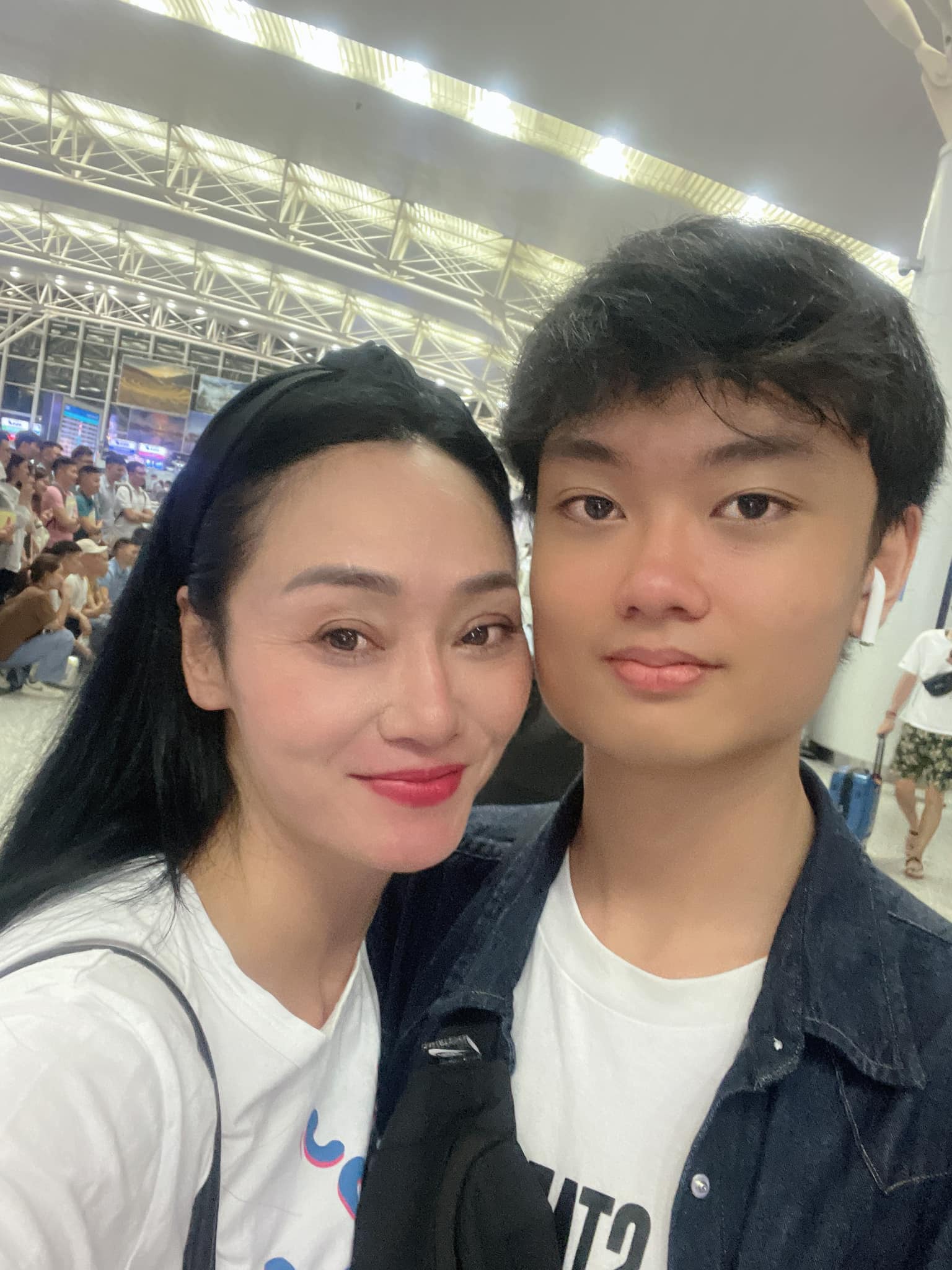 Quách Thu Phương khoe con trai cao lớn, phong độ - Ảnh 1