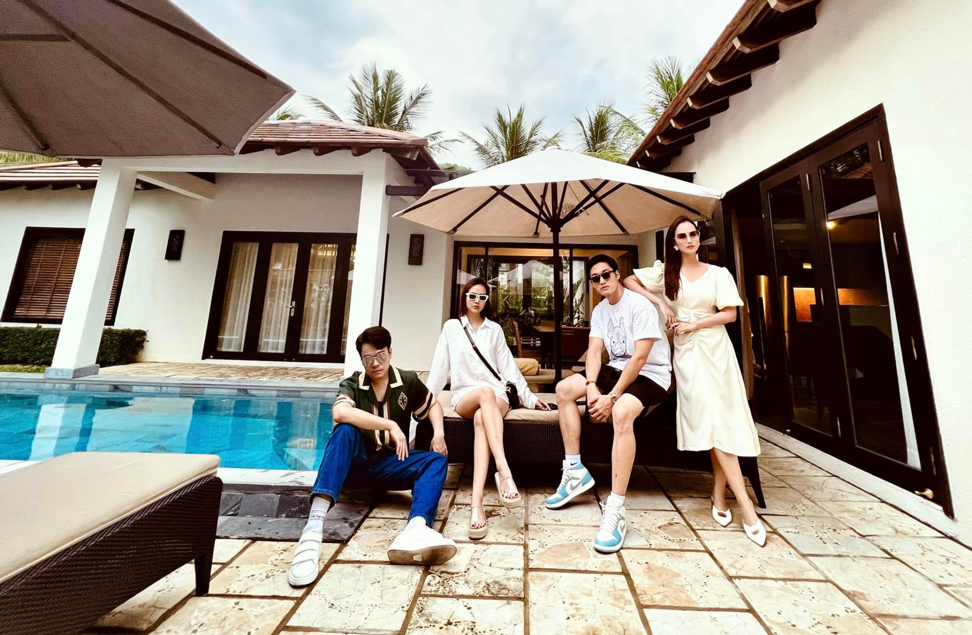 Huyền Lizzie thân thiết bên Đình Tú trong chuyến du lịch chung hậu 