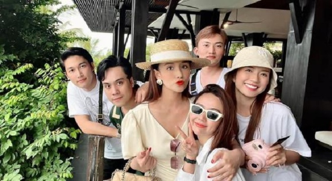 Huyền Lizzie thân thiết bên Đình Tú trong chuyến du lịch chung hậu 