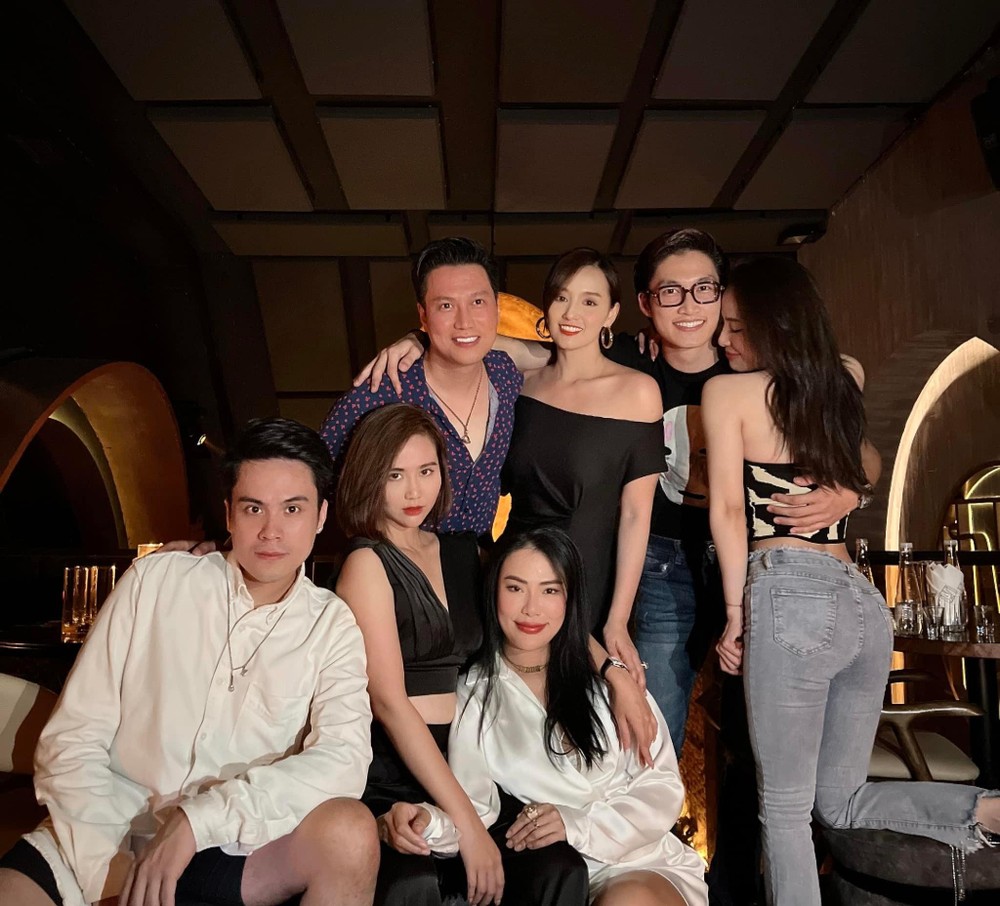 Huyền Lizzie thân thiết bên Đình Tú trong chuyến du lịch chung hậu 