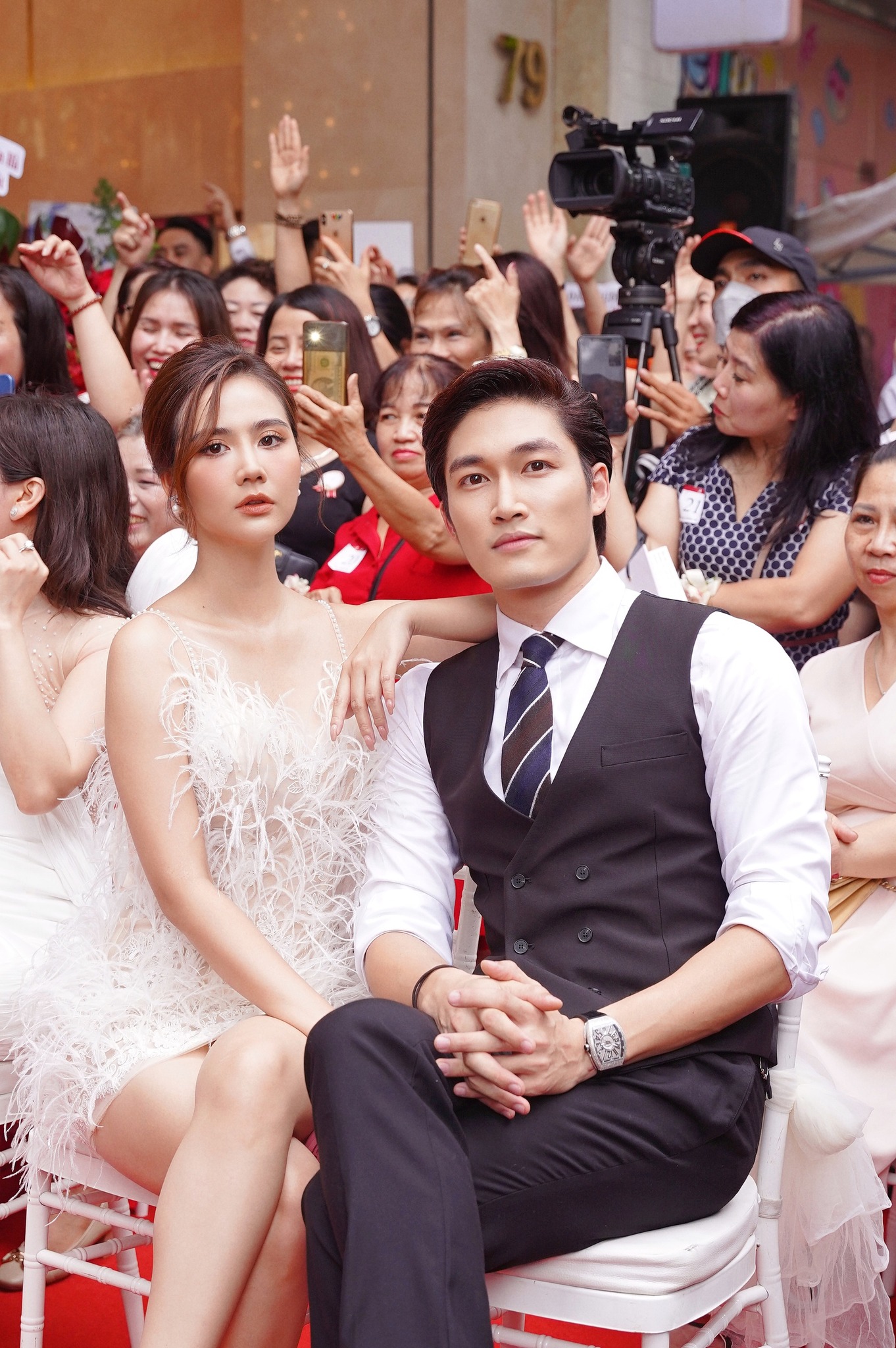 Huyền Lizzie thân thiết bên Đình Tú trong chuyến du lịch chung hậu 