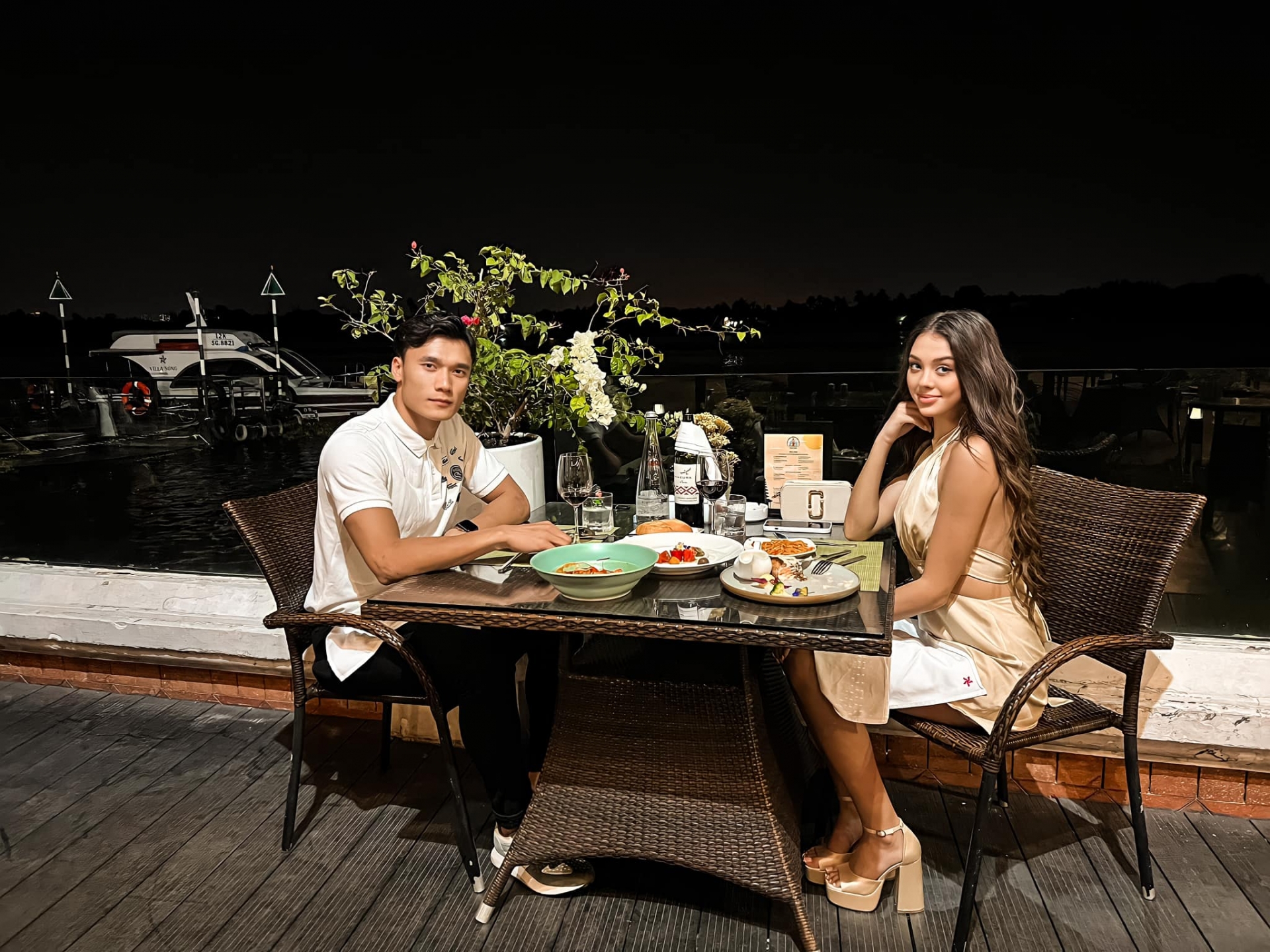 Vợ Tây của Bùi Tiến Dũng bầu bí vẫn tự tin đi giày cao gót gần 10 phân - Ảnh 1