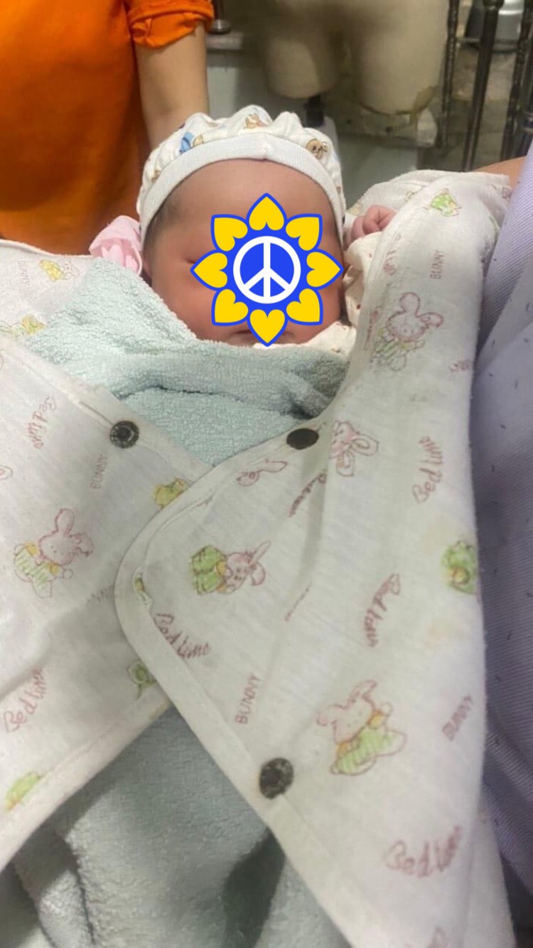 Bé gái 3 ngày tuổi khỏe mạnh, bụ bẫm bị bỏ rơi trên bãi rác - Ảnh 1