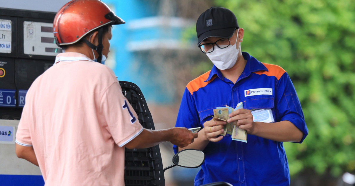 Giá xăng 11/8: RON 95 về mức giá tháng 10/2021