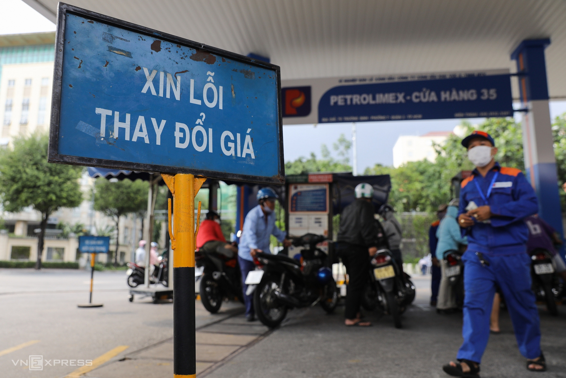 Giá xăng 11/8: RON 95 về mức 24.660 đồng - Ảnh 1