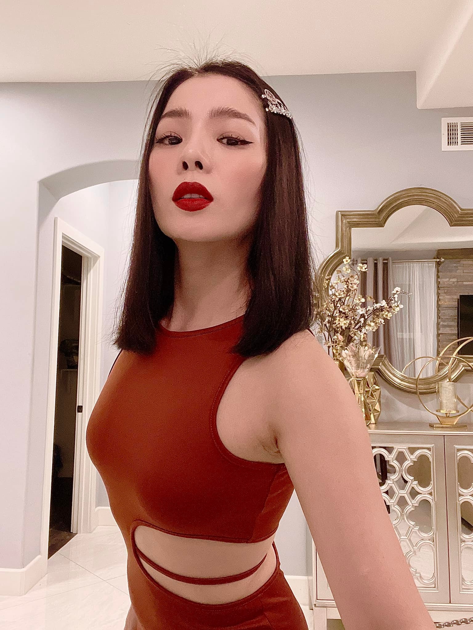 Lệ Quyên tập luyện giữ dáng kể cả khi đi nước ngoài, không có đủ dụng cụ tập luyện - Ảnh 2