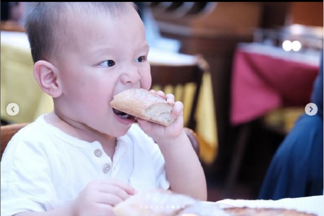 Leon nhà Hồ Ngọc Hà và những biểu cảm hài hước khi được mẹ cho mặc lại đồ cũ - Ảnh 1