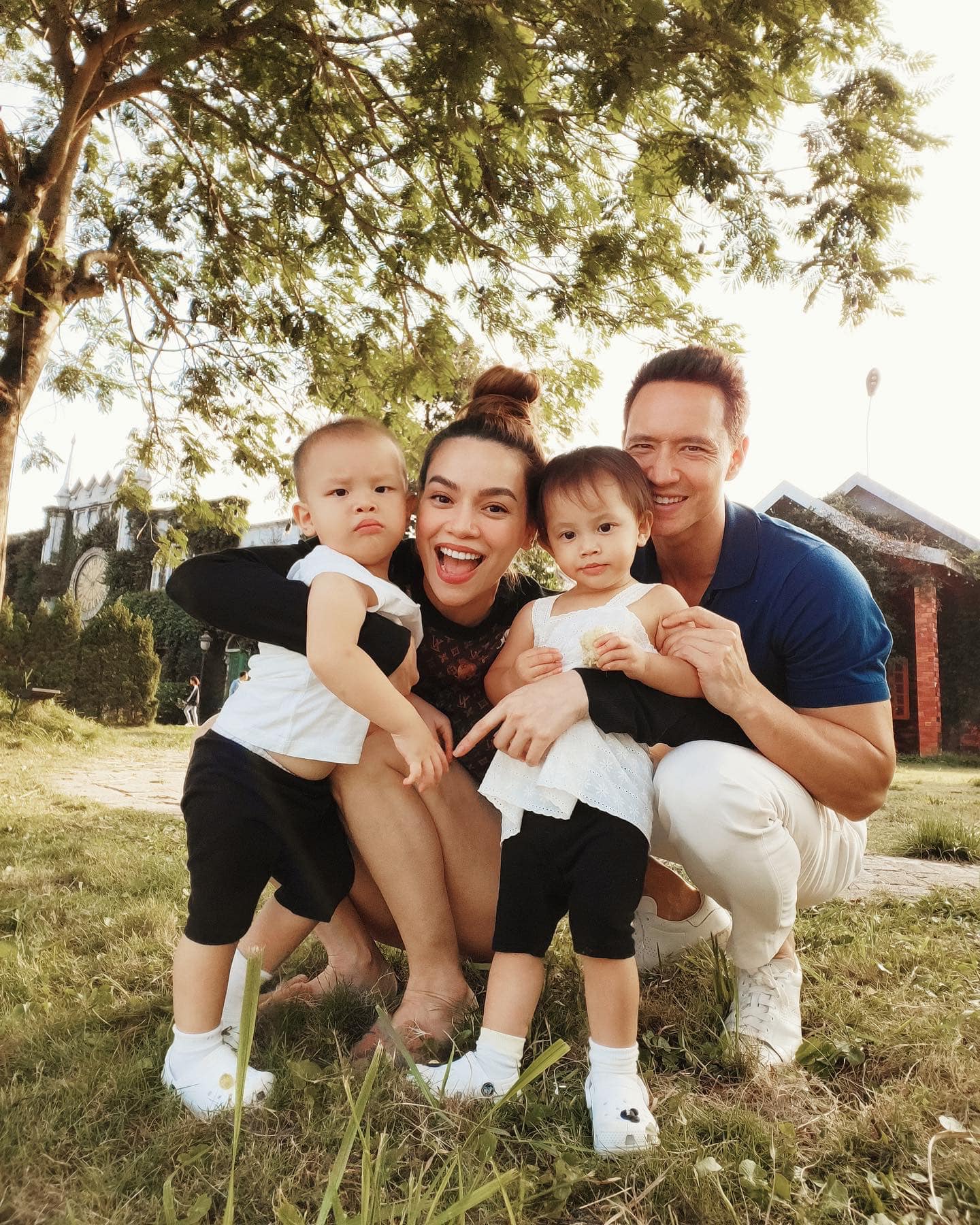 Leon nhà Hồ Ngọc Hà và những biểu cảm hài hước khi được mẹ cho mặc lại đồ cũ - Ảnh 1