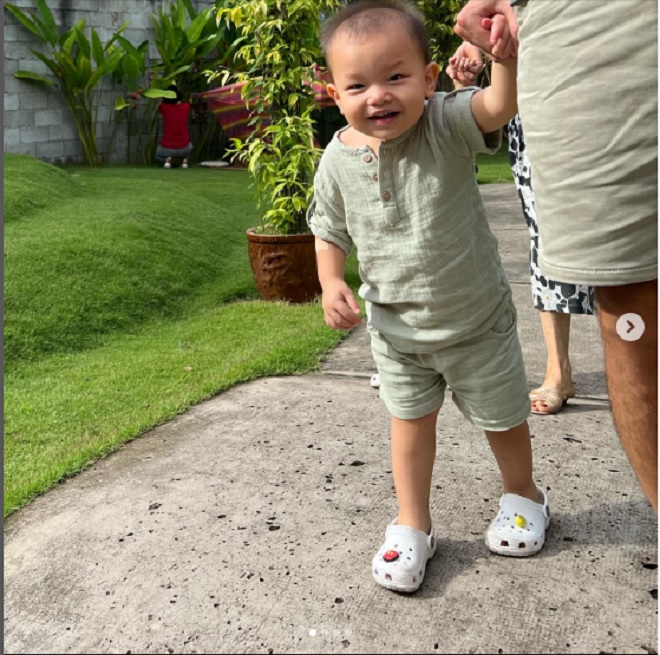 Leon nhà Hồ Ngọc Hà và những biểu cảm hài hước khi được mẹ cho mặc lại đồ cũ - Ảnh 1