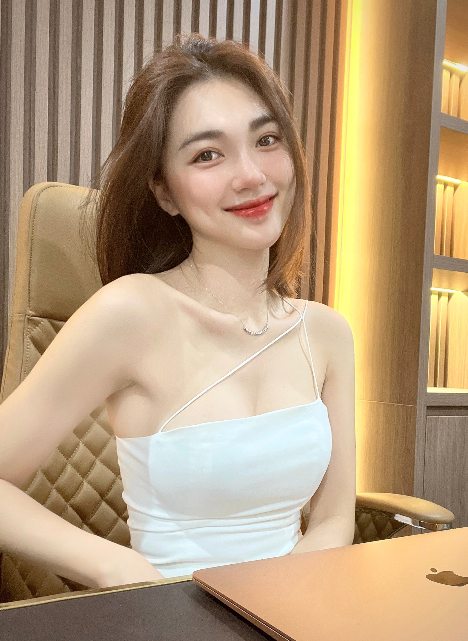 Tình cũ Văn Đức khoe ảnh tình tứ bên người đàn ông lạ mặt - Ảnh 1