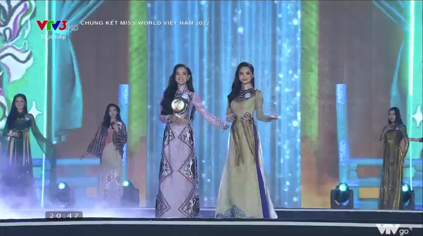 Trực tiếp Chung kết Miss World Vietnam 2022: Dàn người đẹp rạng rỡ đổ bộ thảm đỏ - Ảnh 1