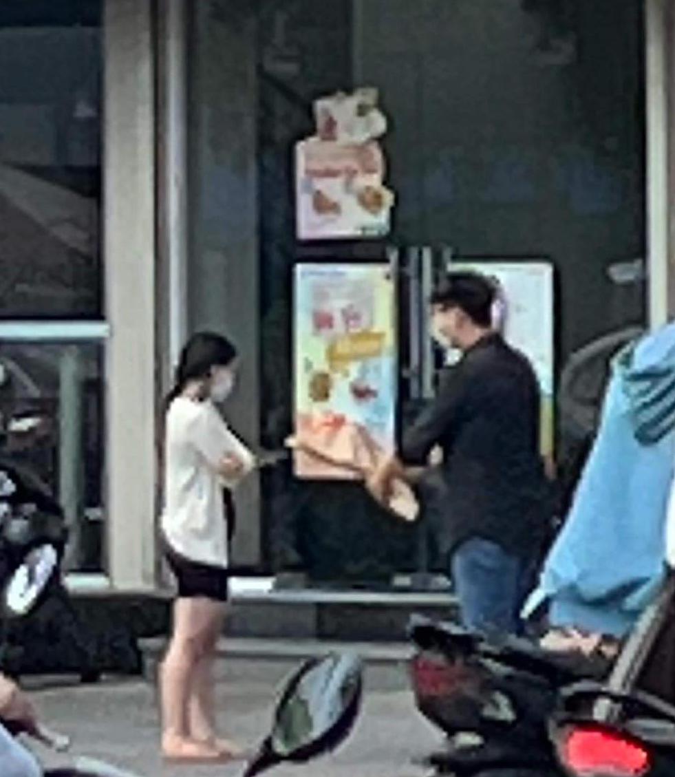 Chàng trai ngoài 30 vẫn cần đến mẹ hỗ trợ tỏ tình bạn gái và cái kết - Ảnh 1