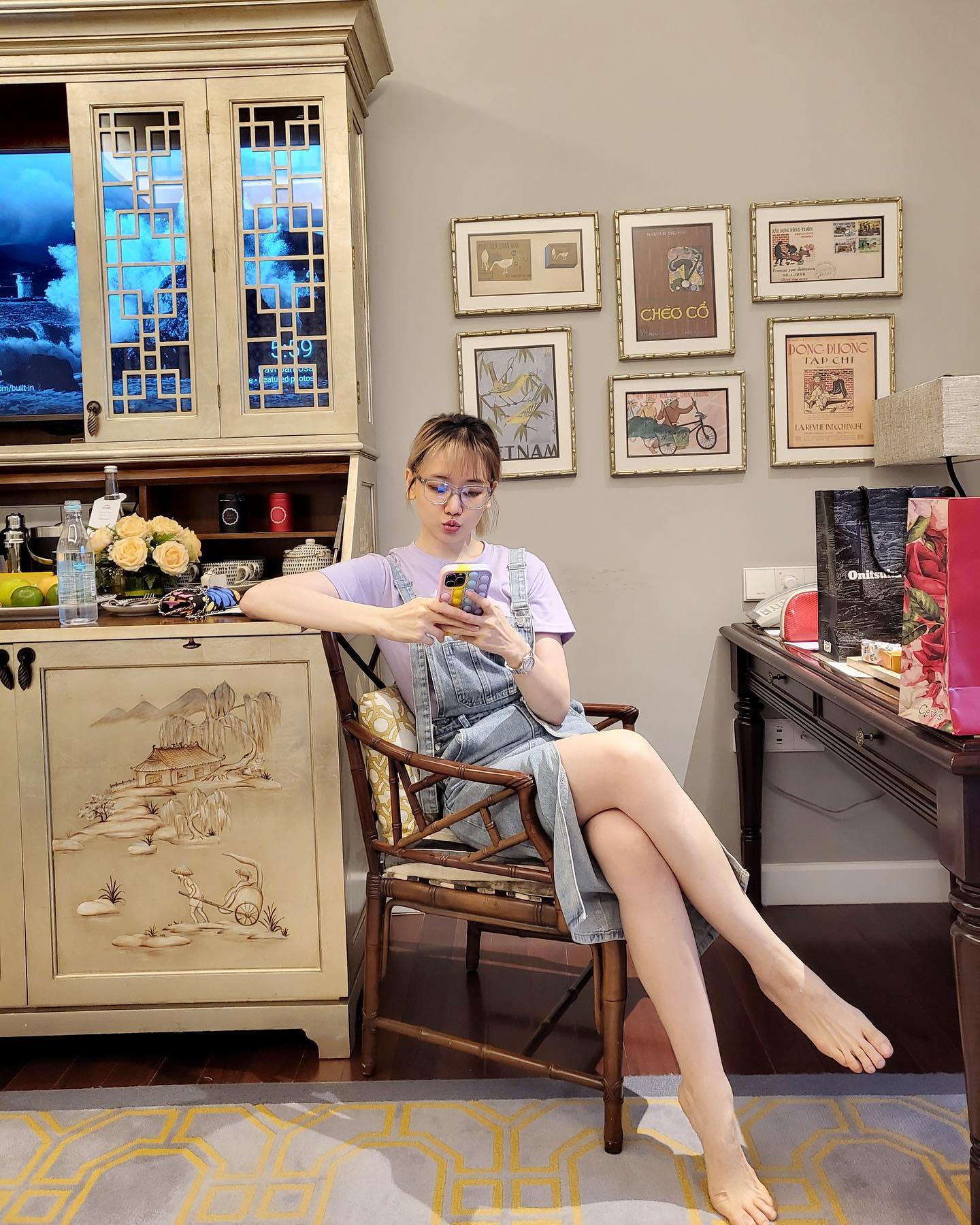 Hari Won tự tin khoe mặt mộc nhưng cư dân mạng lại tranh luận về đôi chân của cô - Ảnh 1