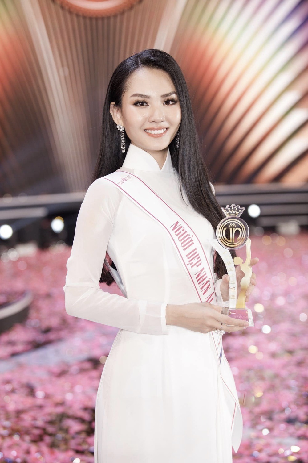 Huỳnh Nguyễn Mai Phương là ai? Tân Miss World Vietnam 2022, gia sư con trai Lệ Quyên - Ảnh 1