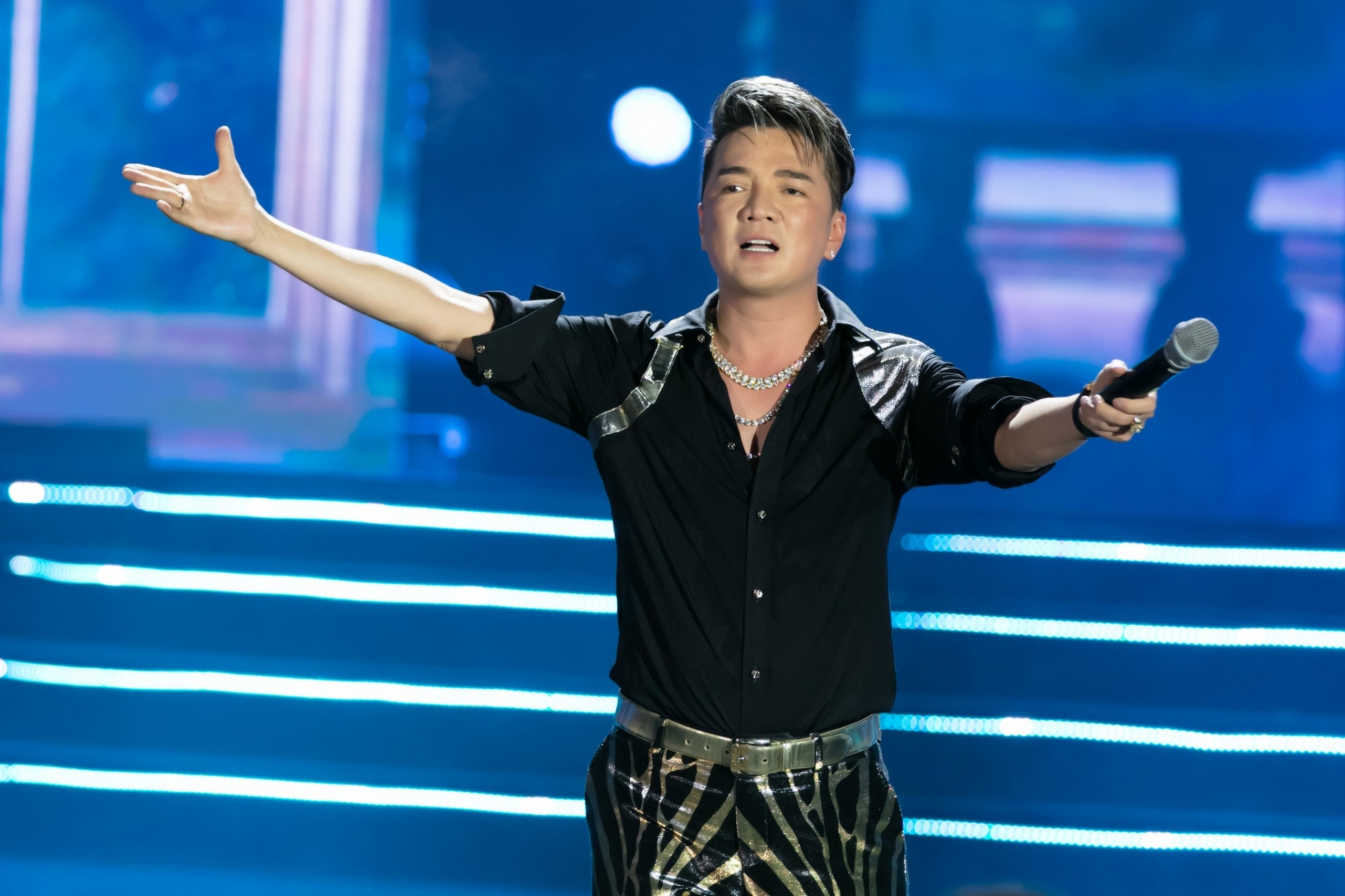 Đàm Vĩnh Hưng chọn người giúp việc với tiêu chí giao tiếp ngoại ngữ tốt - Ảnh 1