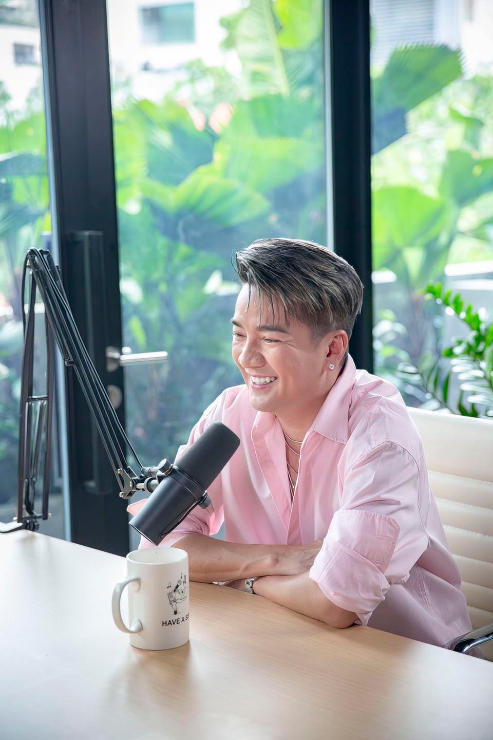 Đàm Vĩnh Hưng chọn người giúp việc với tiêu chí giao tiếp ngoại ngữ tốt - Ảnh 2