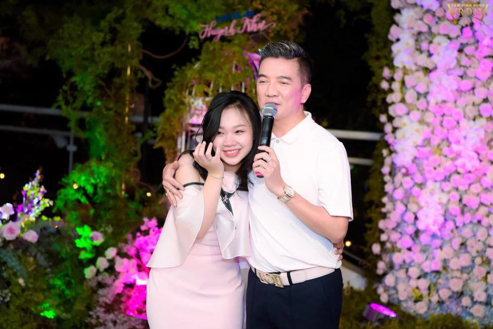 Đàm Vĩnh Hưng chọn người giúp việc với tiêu chí giao tiếp ngoại ngữ tốt - Ảnh 1