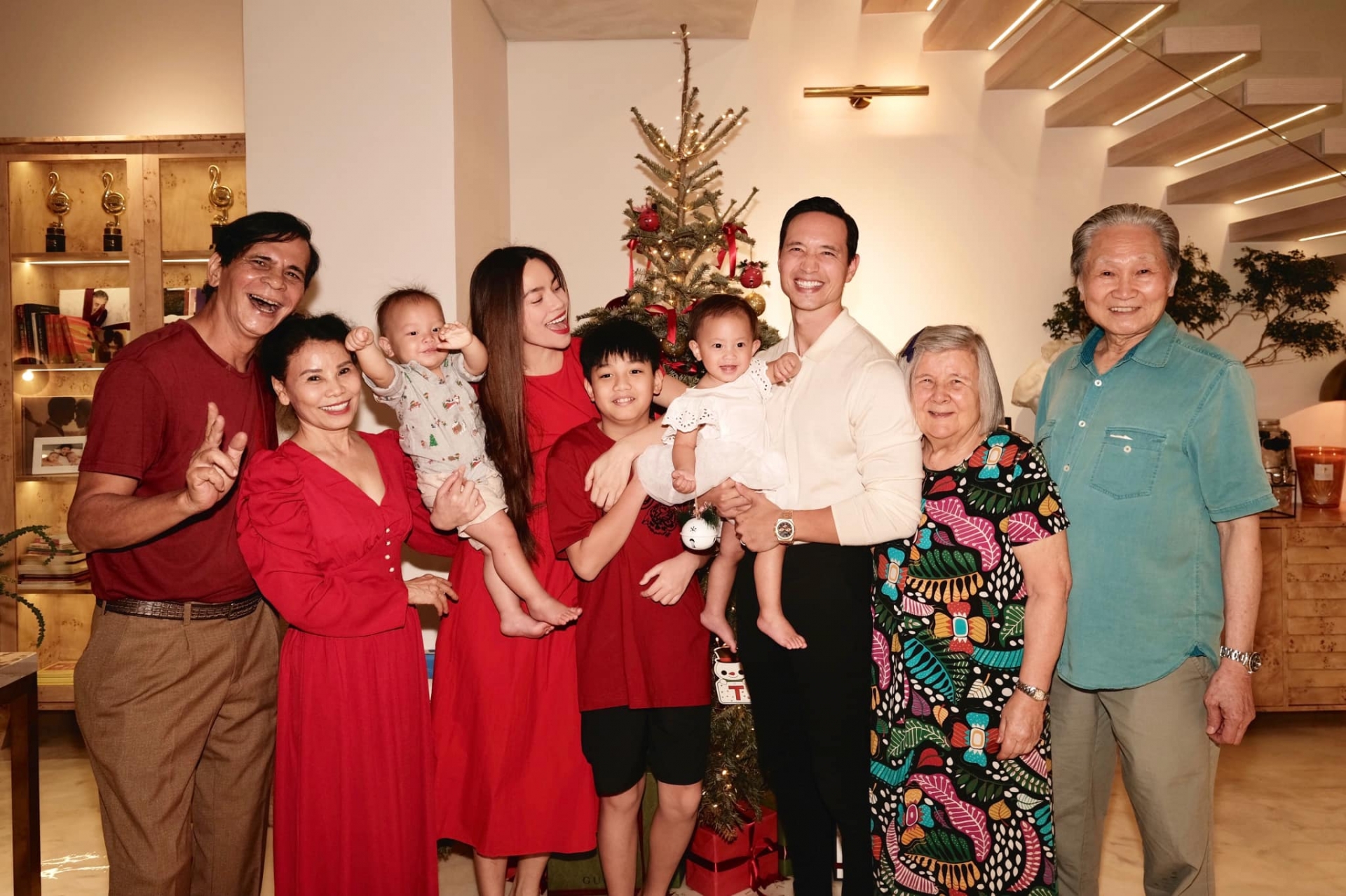 Ông xã Hồ Ngọc Hà khoe mẹ vợ nhưng dòng chú thích khiến nhiều người 