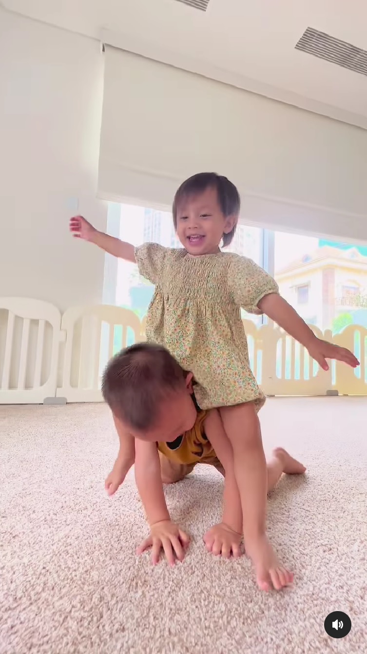 Chiều chị như Leon nhà Hồ Ngọc Hà: Ôm hôn thắm thiết chưa đủ, sẵn sàng làm ngựa chọc cười chị gái - Ảnh 1