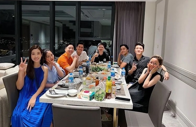 Hoa hậu Đỗ Mỹ Linh thử váy cưới, dẫn bố đi may vest cho ngày trọng đại? - Ảnh 1