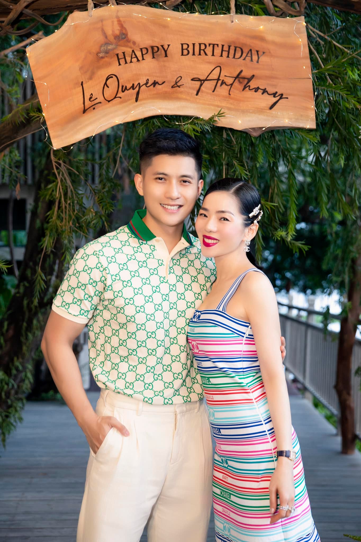 Ngoài 40, Lệ Quyên tự tin mặc áo khoe chân ngực quyến rũ - Ảnh 1