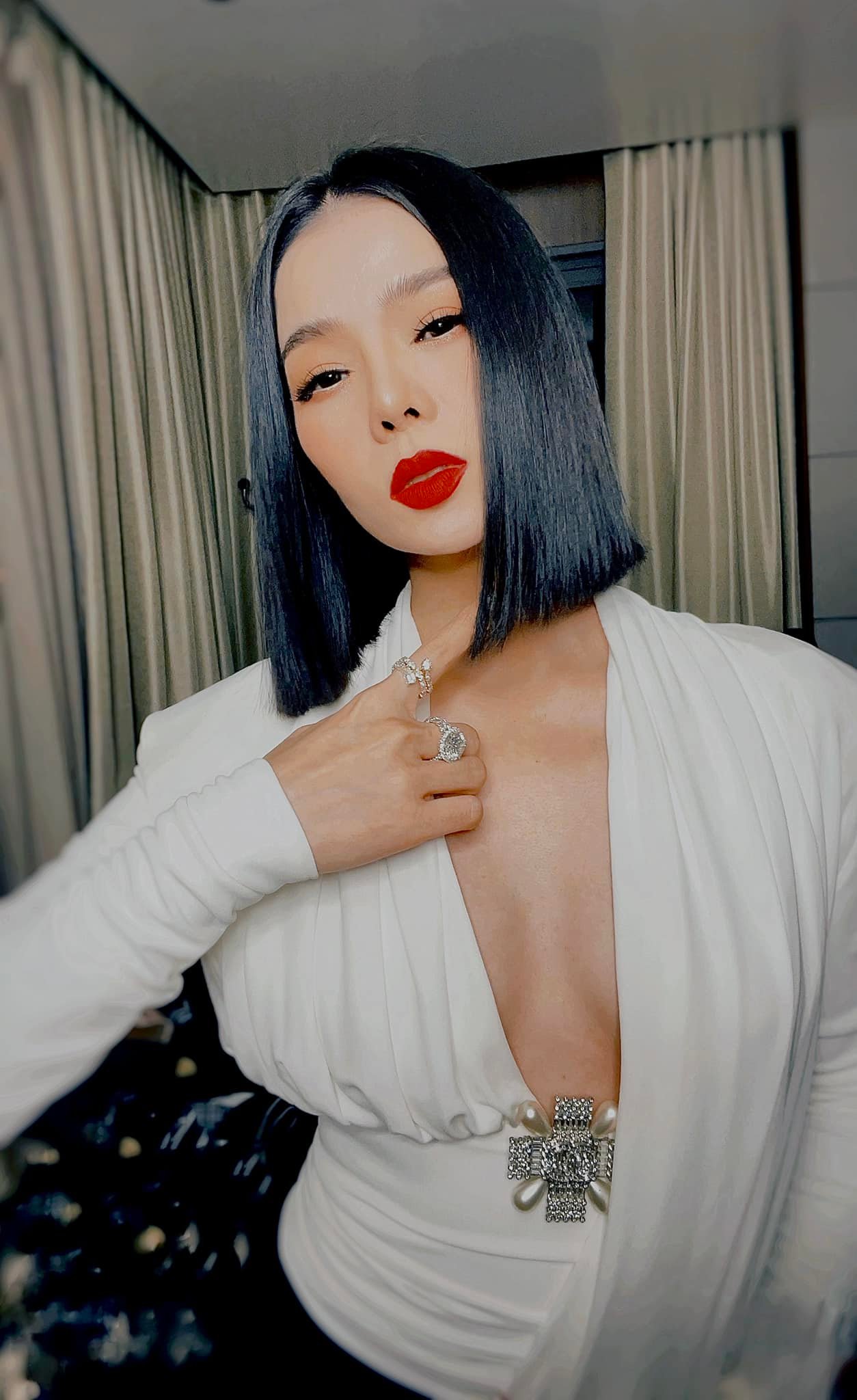 Ngoài 40, Lệ Quyên tự tin mặc áo khoe chân ngực quyến rũ - Ảnh 1