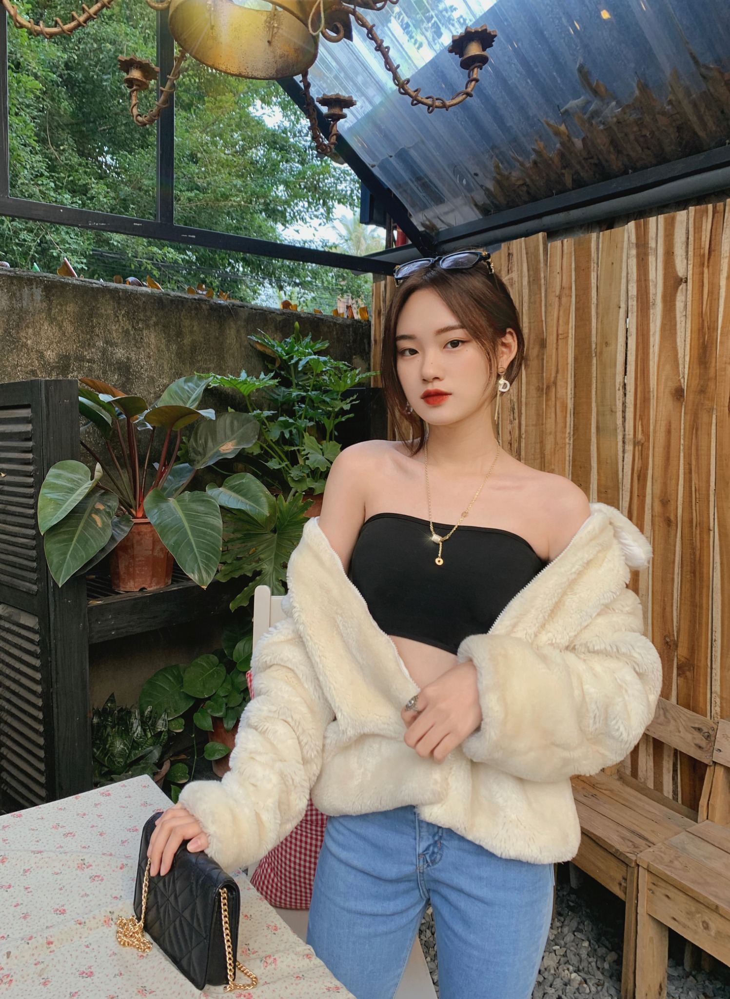 Nữ sinh 2000 bỗng hot rần rần trên MXH vì gương mặt có nhiều nét hao hao Hoàng hậu Nam Phương - Ảnh 2