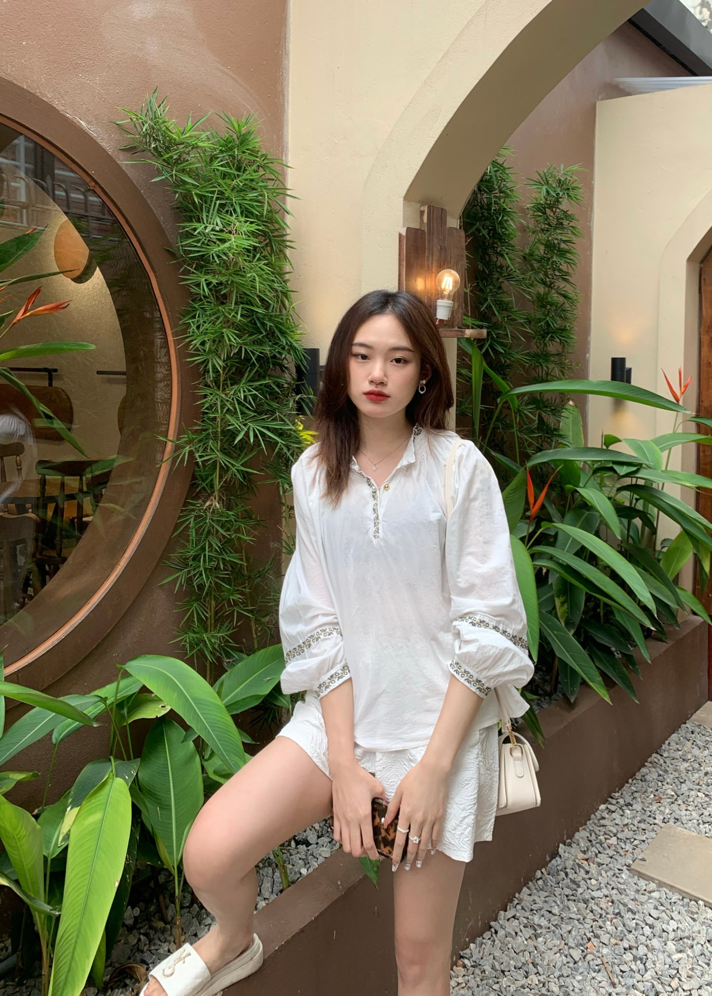 Nữ sinh 2000 bỗng hot rần rần trên MXH vì gương mặt có nhiều nét hao hao Hoàng hậu Nam Phương - Ảnh 4