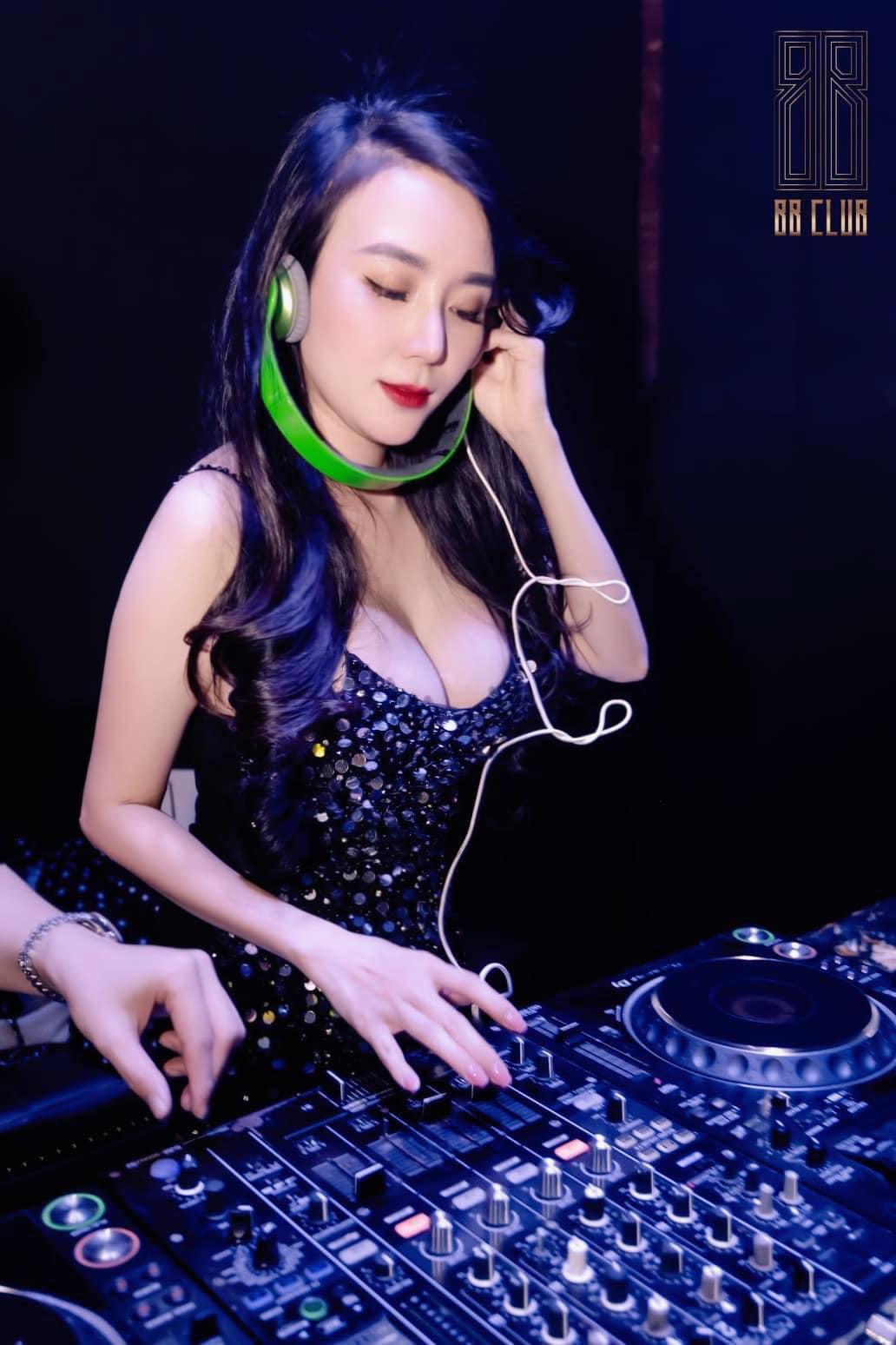 DJ Thảo BeBe là ai? Bà xã Khắc Việt, người khiến cư dân mạng xôn xao vì truy tìm danh tính gái lạ - Ảnh 6