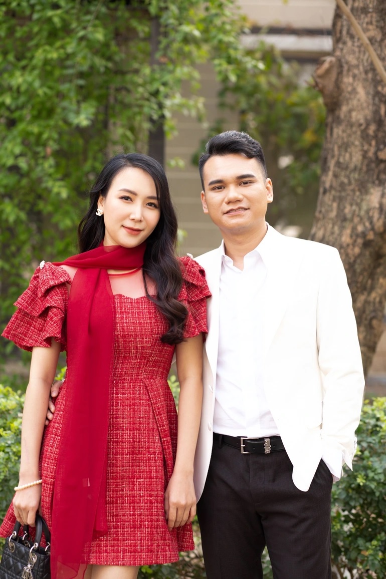 DJ Thảo BeBe là ai? Bà xã Khắc Việt, người khiến cư dân mạng xôn xao vì truy tìm danh tính gái lạ - Ảnh 1